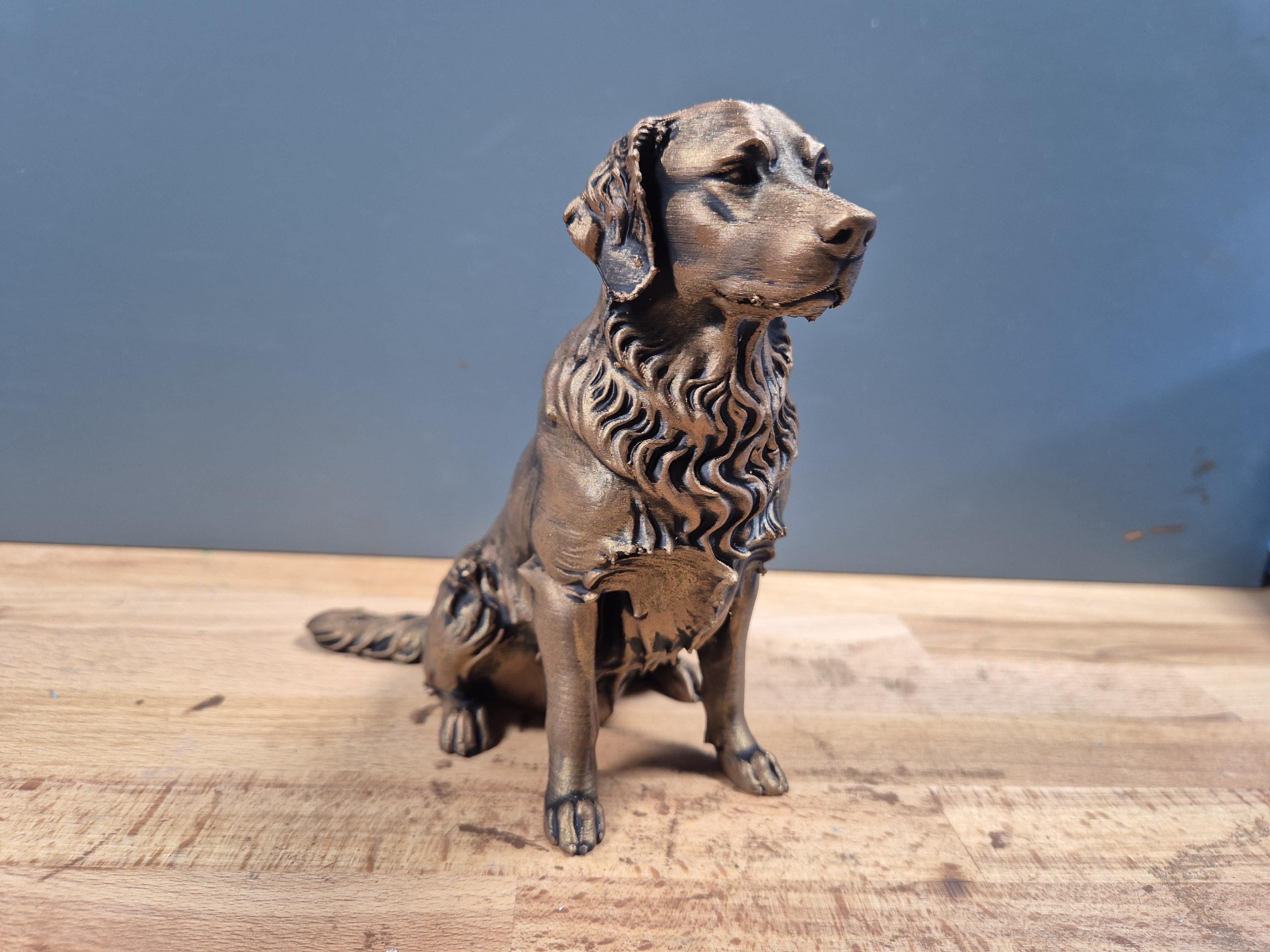 Golden Retriever – sitzende Hundefigur mit welligem Brustfell | Mr.-Jay-Design | 19 Farben & 3 Größen | Made in Germany