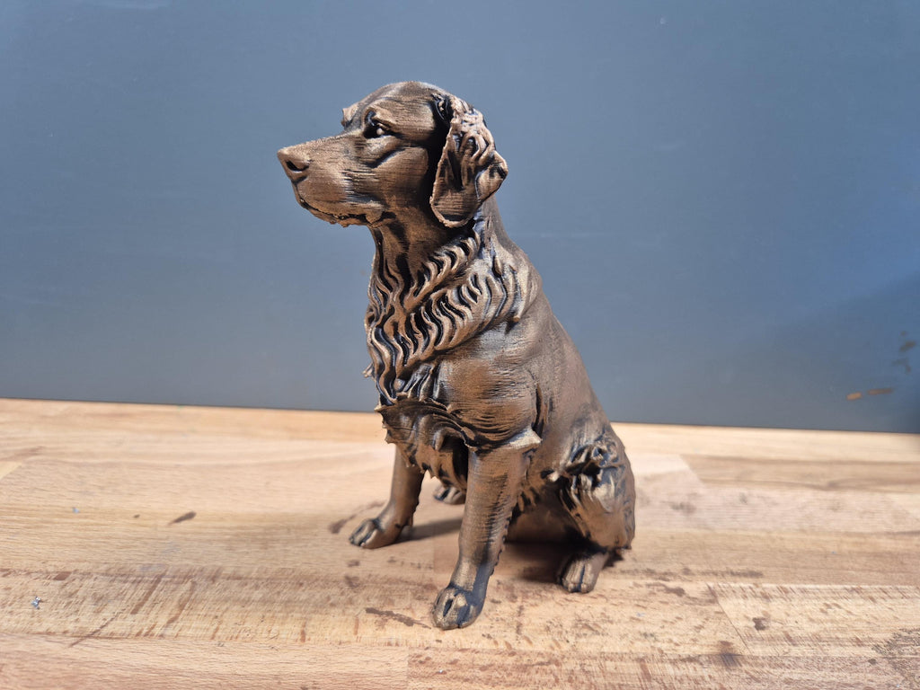 Golden Retriever – sitzende Hundefigur mit welligem Brustfell | Mr.-Jay-Design | 19 Farben & 3 Größen | Made in Germany