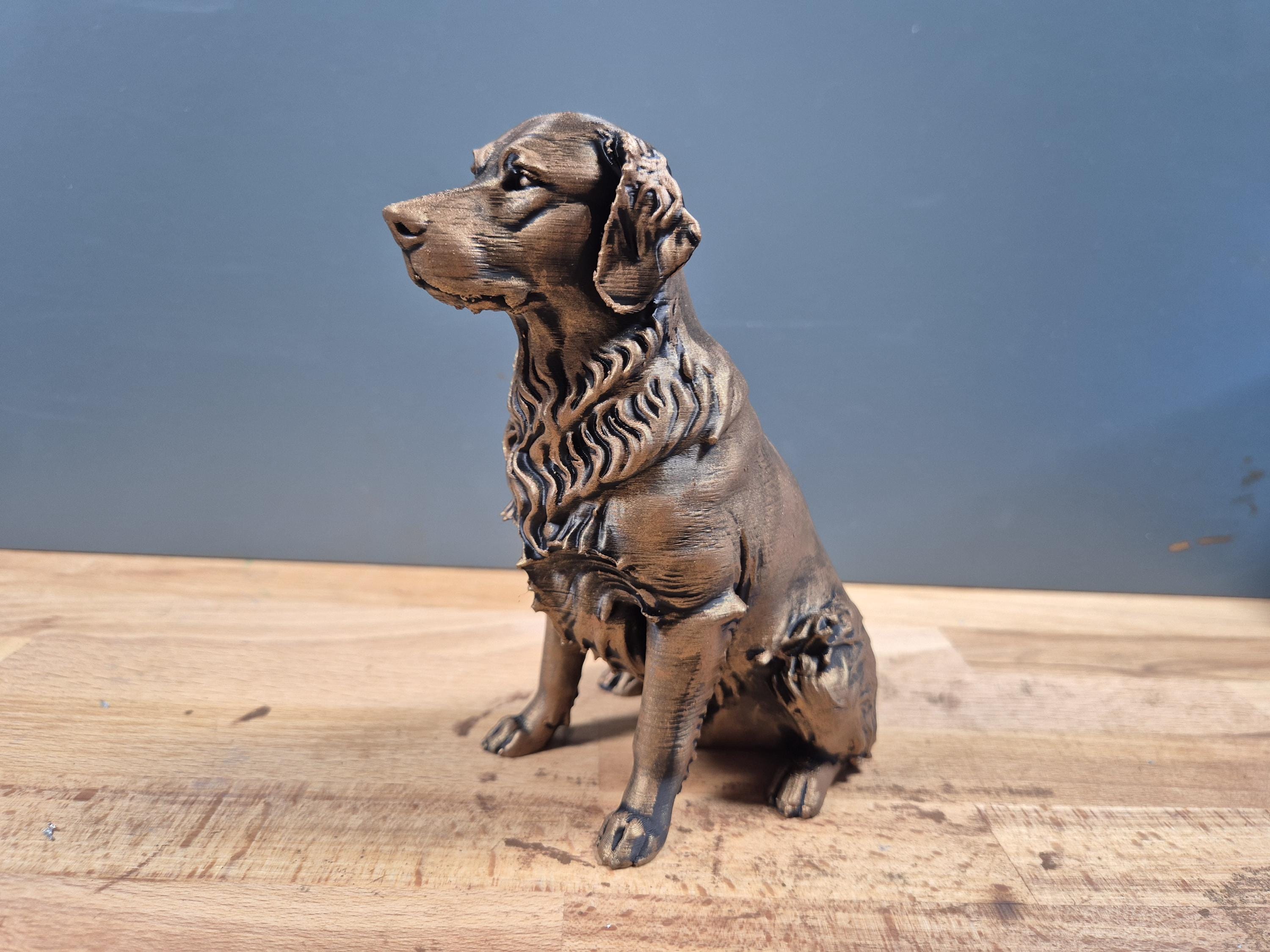 Golden Retriever – sitzende Hundefigur mit welligem Brustfell | Mr.-Jay-Design | 19 Farben & 3 Größen | Made in Germany