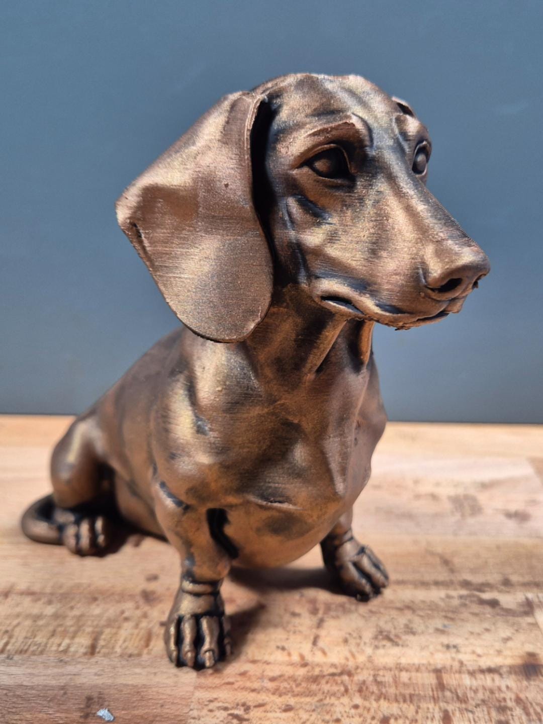 Kurzhaar-Dackel – sitzende Hundefigur mit langen Ohren | Mr.-Jay-Design | 19 Farben & 3 Größen | Made in Germany