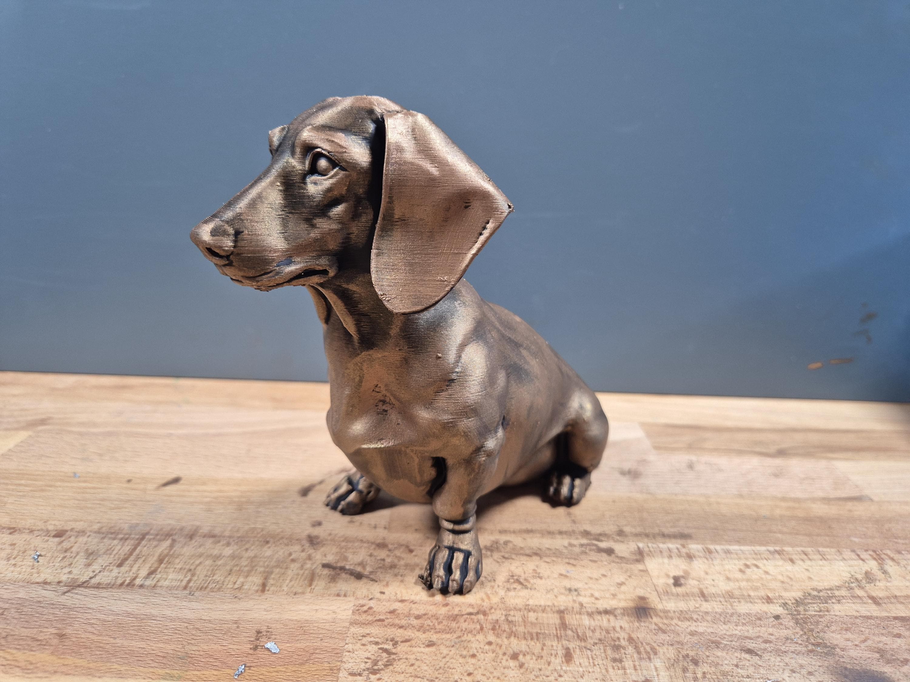 Kurzhaar-Dackel – sitzende Hundefigur mit langen Ohren | Mr.-Jay-Design | 19 Farben & 3 Größen | Made in Germany