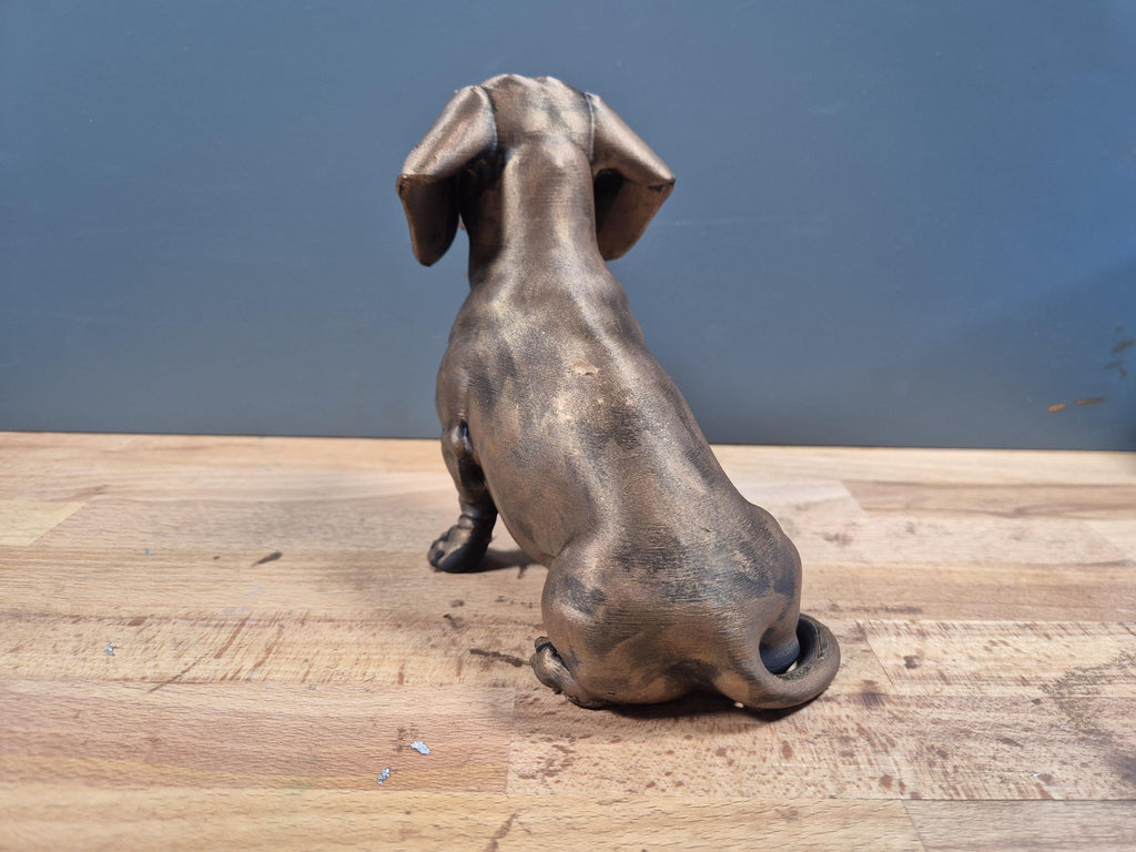 Kurzhaar-Dackel – sitzende Hundefigur mit langen Ohren | Mr.-Jay-Design | 19 Farben & 3 Größen | Made in Germany