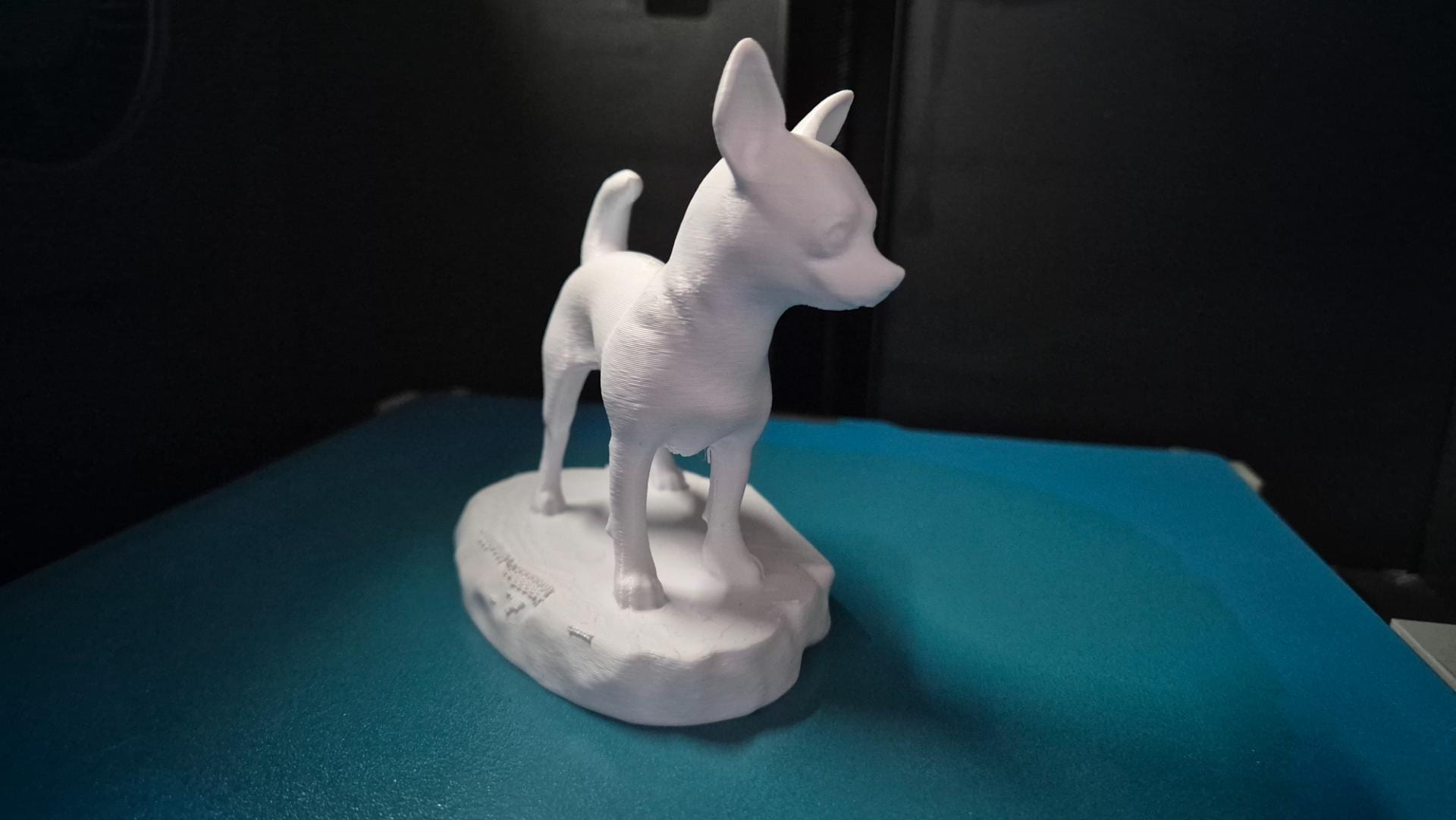 Chihuahua – stehende Hundefigur auf Felsensockel | 19 Farben & 3 Größen | Made in Germany