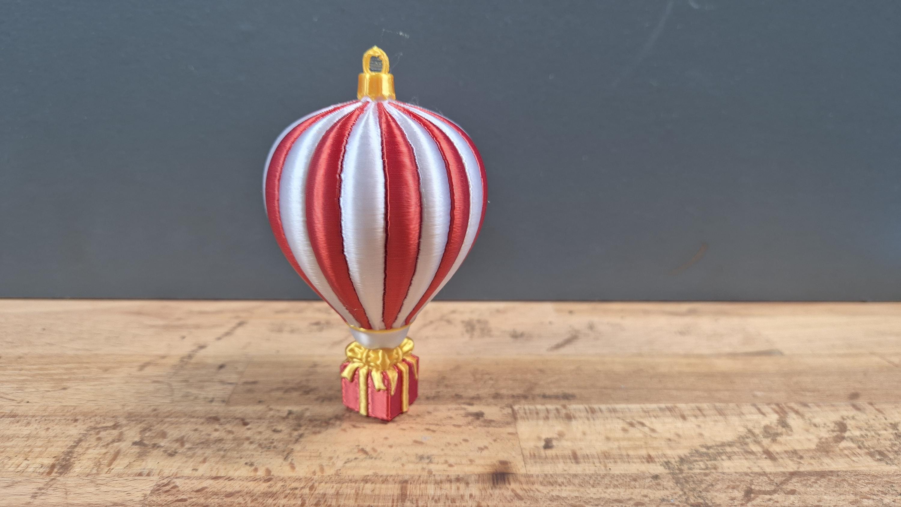 Heißluftballon-Weihnachtsanhänger mit Geschenkdetail | 19 Farben & 3 Größen | Made in Germany