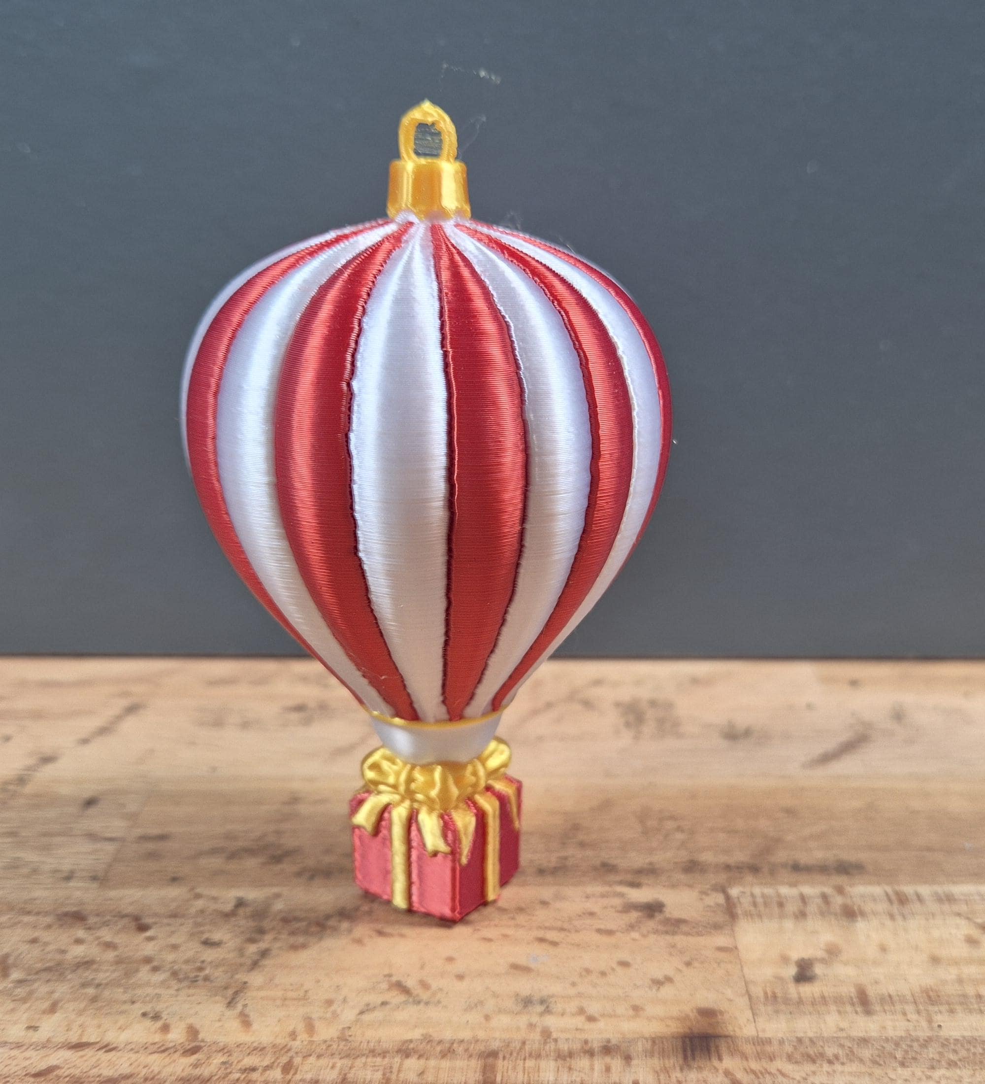 Heißluftballon-Weihnachtsanhänger mit Geschenkdetail | 19 Farben & 3 Größen | Made in Germany