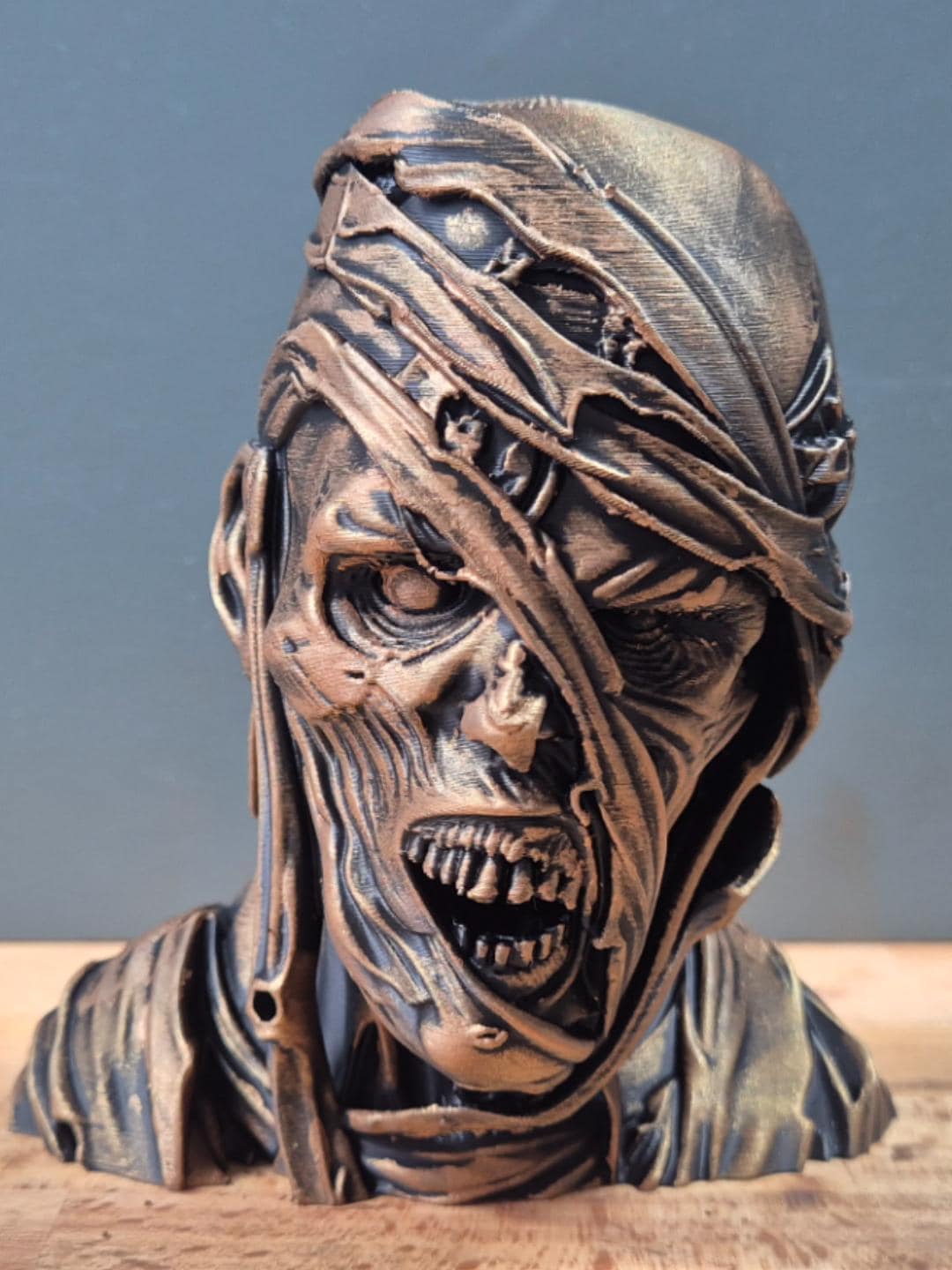 Zombie-Büste mit freigelegtem Schädel | Horror- und Halloween-Deko | 19 Farben & 3 Größen