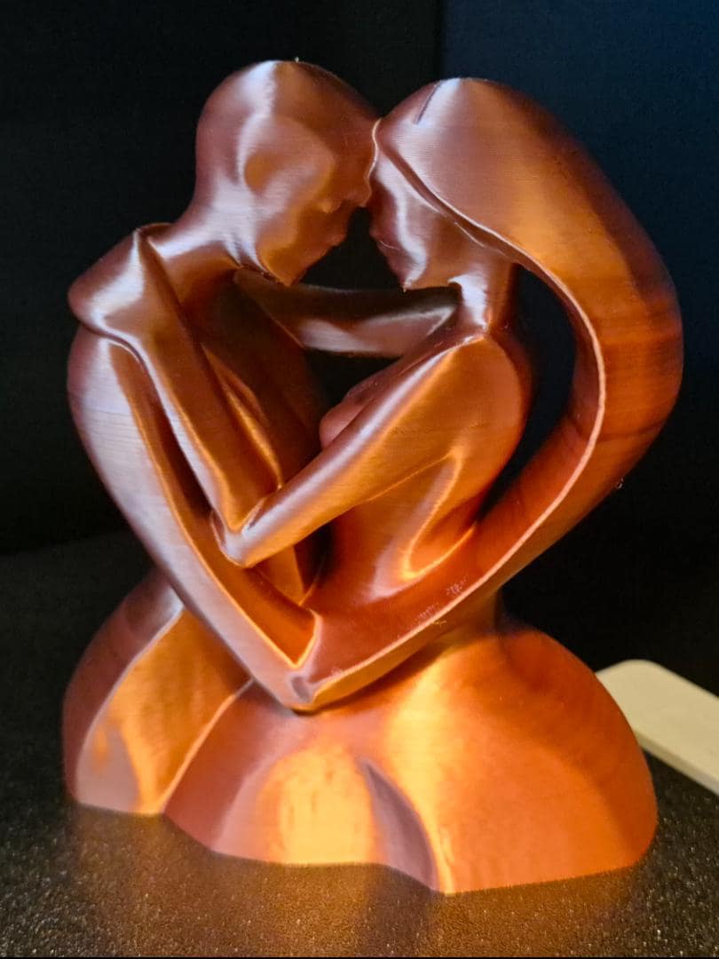 Liebespaar-Skulptur – sitzende Figuren in Herzform | Romantische Deko | 19 Farben & 3 Größen