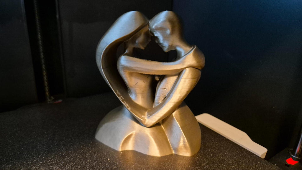 Liebespaar-Skulptur – sitzende Figuren in Herzform | Romantische Deko | 19 Farben & 3 Größen