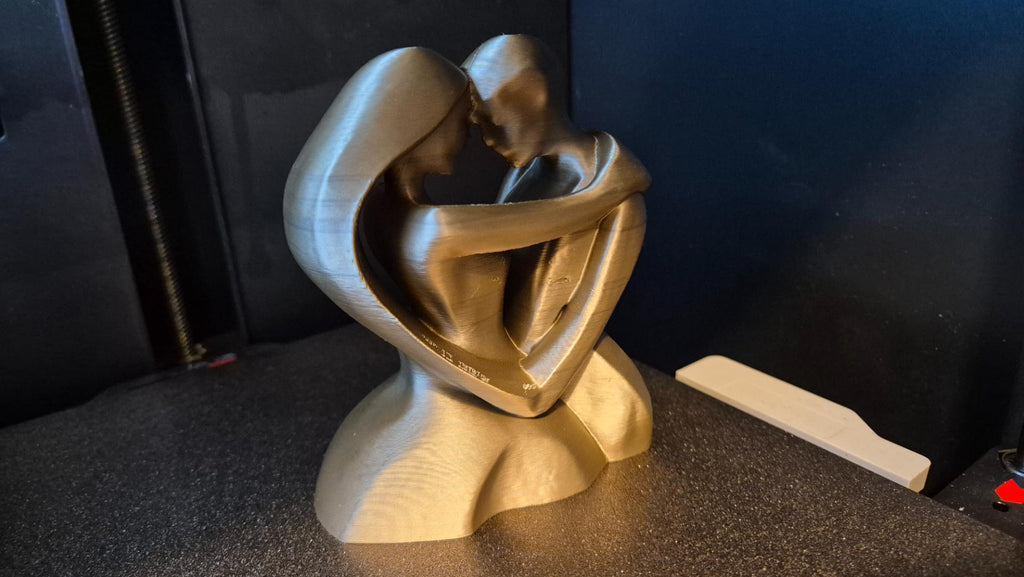 Liebespaar-Skulptur – sitzende Figuren in Herzform | Romantische Deko | 19 Farben & 3 Größen