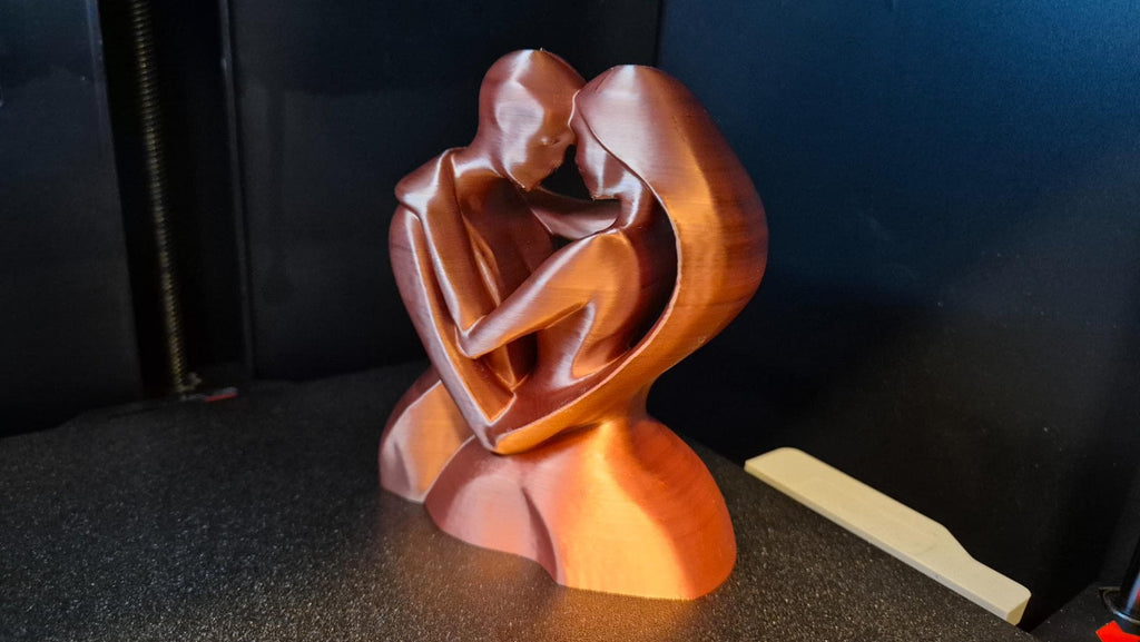 Liebespaar-Skulptur – sitzende Figuren in Herzform | Romantische Deko | 19 Farben & 3 Größen