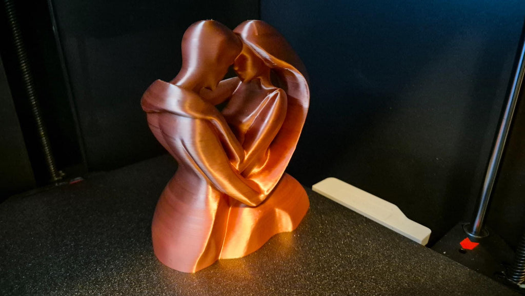 Liebespaar-Skulptur – sitzende Figuren in Herzform | Romantische Deko | 19 Farben & 3 Größen