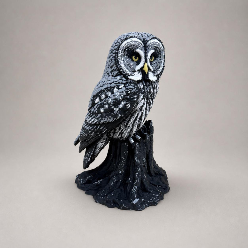 Great Gray Owl – Bartkauz auf Baumstumpf | Made in Germany FehnFactory