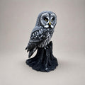 Great Gray Owl – Bartkauz auf Baumstumpf | Made in Germany FehnFactory
