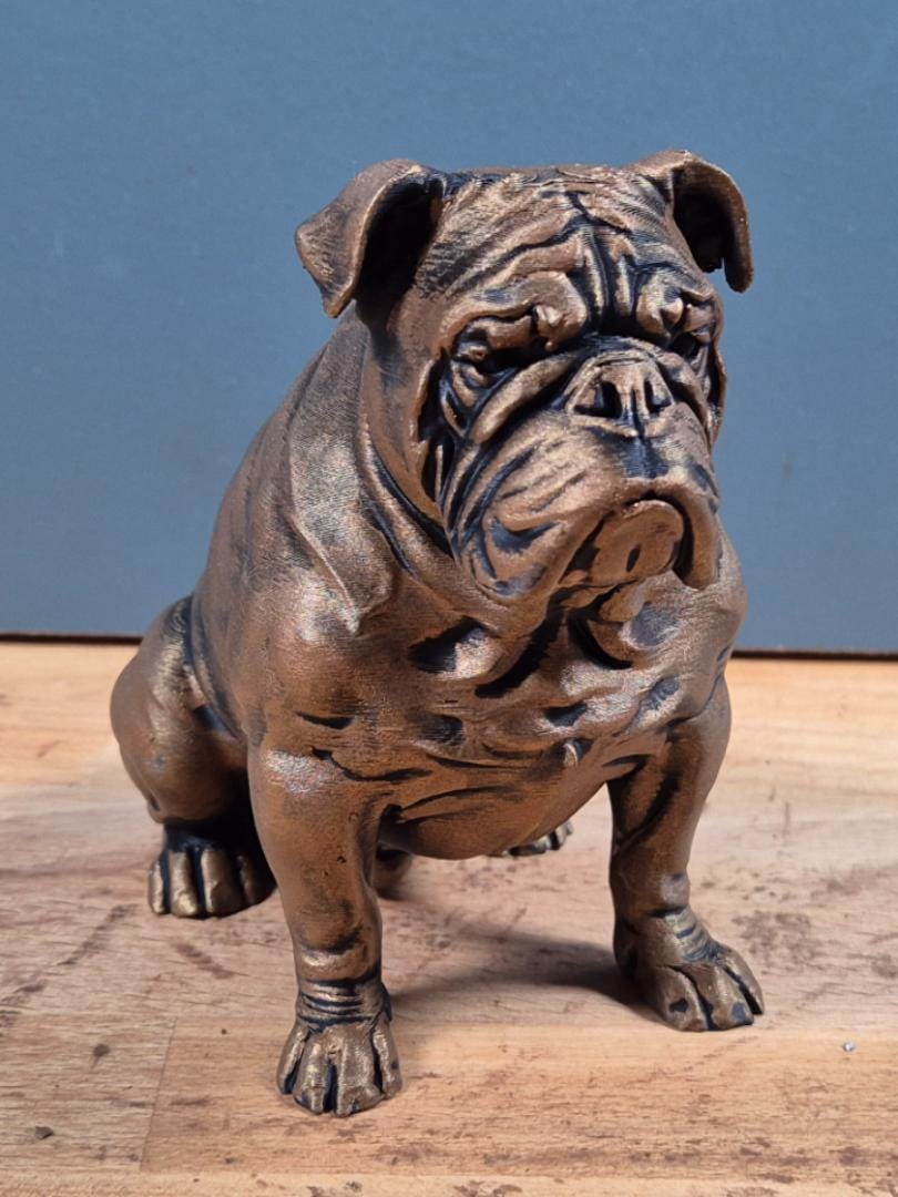 Englische Bulldogge – detailreiche stehende Hundefigur | 19 Farben & 3 Größen | Made in Germany