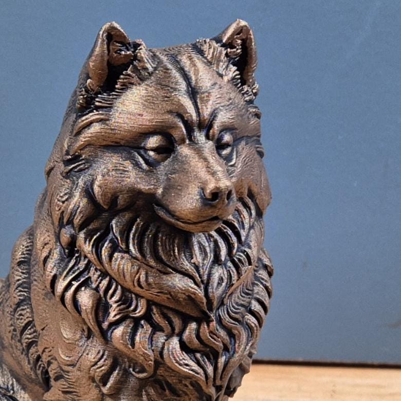 Samojede – detailreiche sitzende Hundefigur mit langem Fell | 19 Farben & 3 Größen | Made in Germany