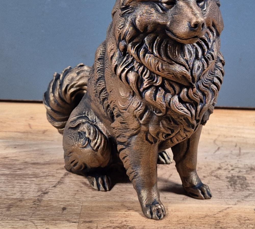 Samojede – detailreiche sitzende Hundefigur mit langem Fell | 19 Farben & 3 Größen | Made in Germany