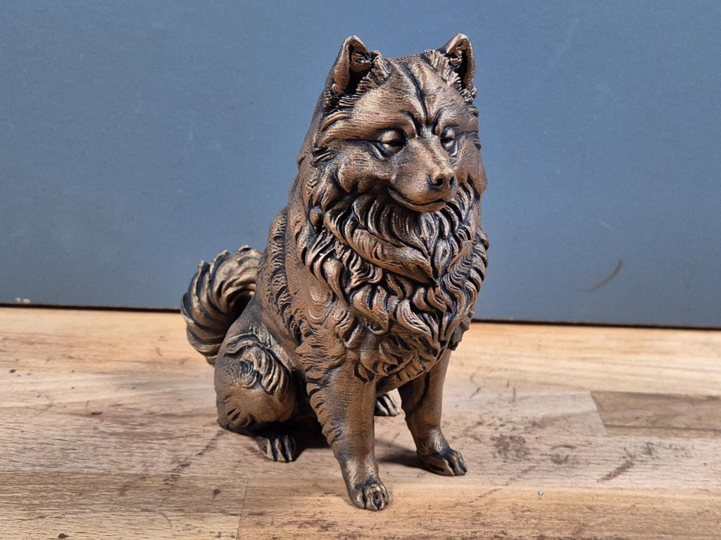 Samojede – detailreiche sitzende Hundefigur mit langem Fell | 19 Farben & 3 Größen | Made in Germany