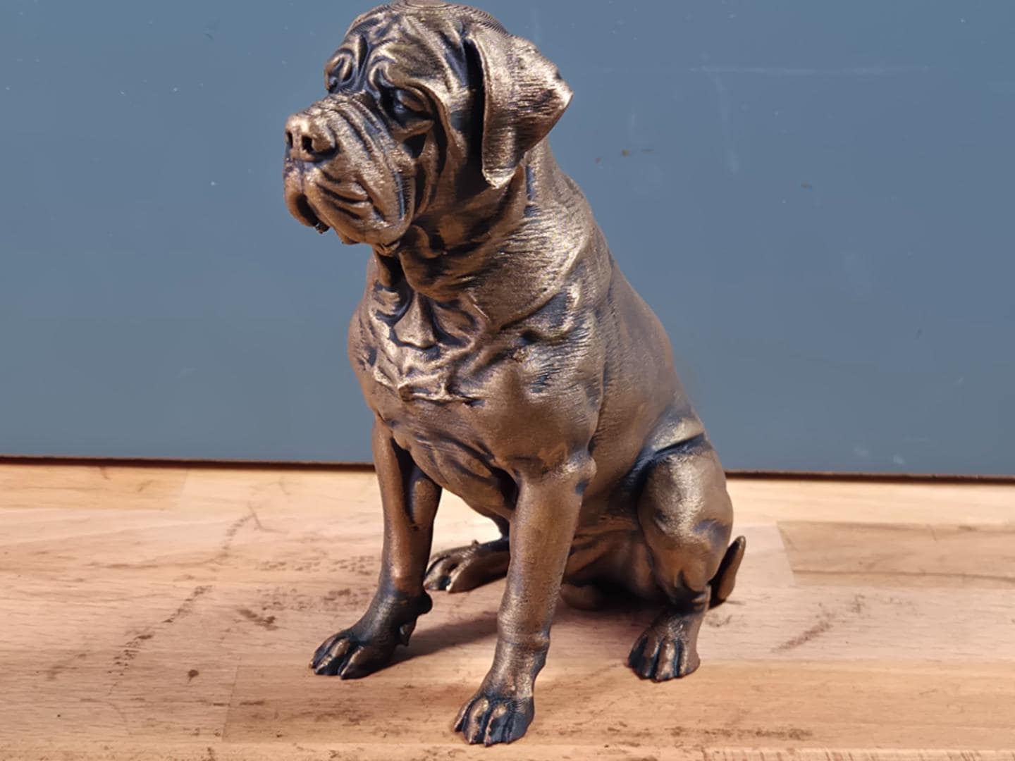 Englischer Mastiff – detailreiche sitzende Hundefigur | 19 Farben & 3 Größen | Made in Germany