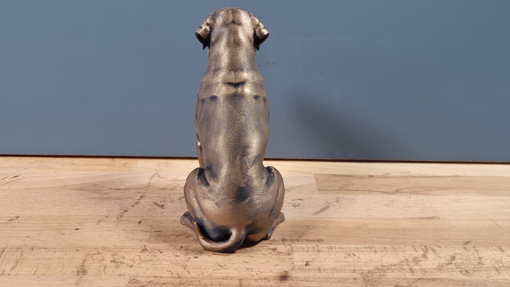 Englischer Mastiff – detailreiche sitzende Hundefigur | 19 Farben & 3 Größen | Made in Germany