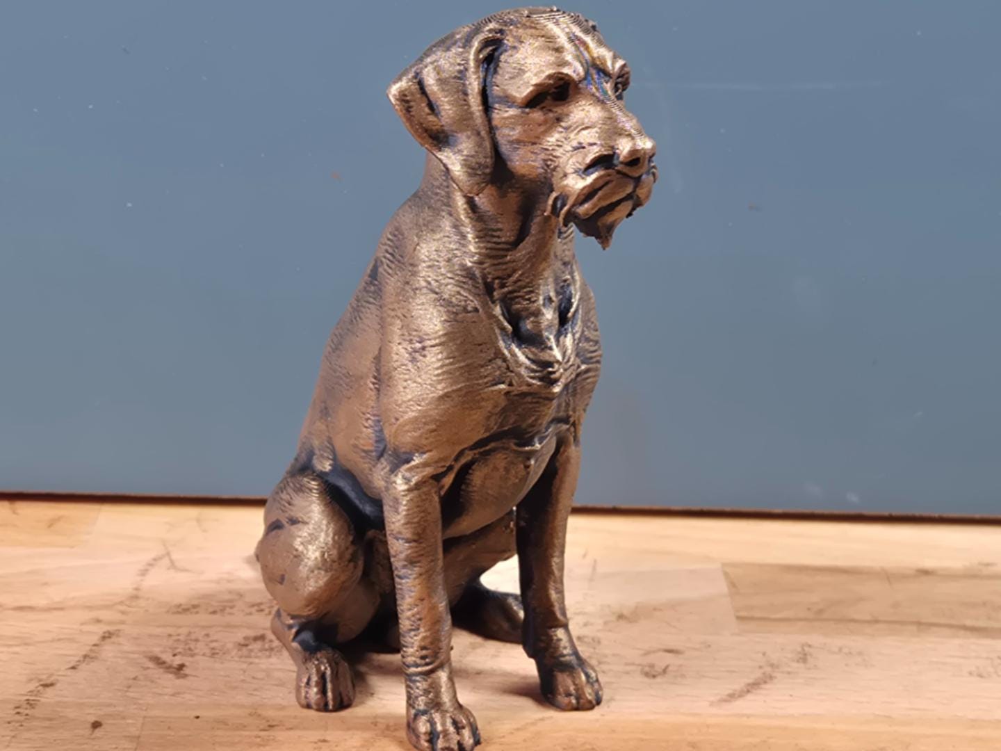 Deutsch Drahthaar – detailreiche sitzende Hundefigur | 19 Farben & 3 Größen | Made in Germany