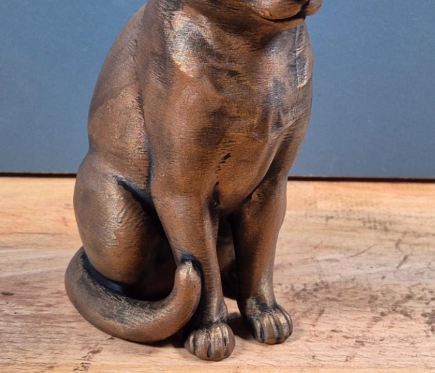 Europäisch Kurzhaar – detailreiche sitzende Katzenfigur | 19 Farben & 3 Größen | Made in Germany