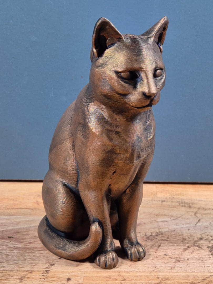 Europäisch Kurzhaar – detailreiche sitzende Katzenfigur | 19 Farben & 3 Größen | Made in Germany