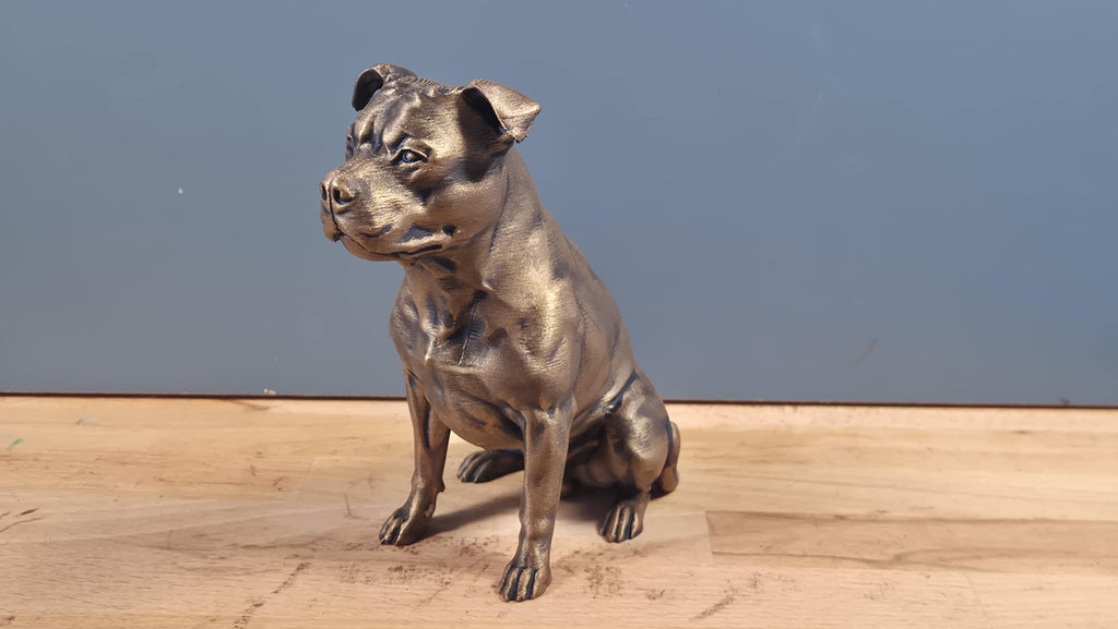 Staffordshire Bullterrier – detailreiche sitzende Hundefigur | 19 Farben & 3 Größen | Made in Germany