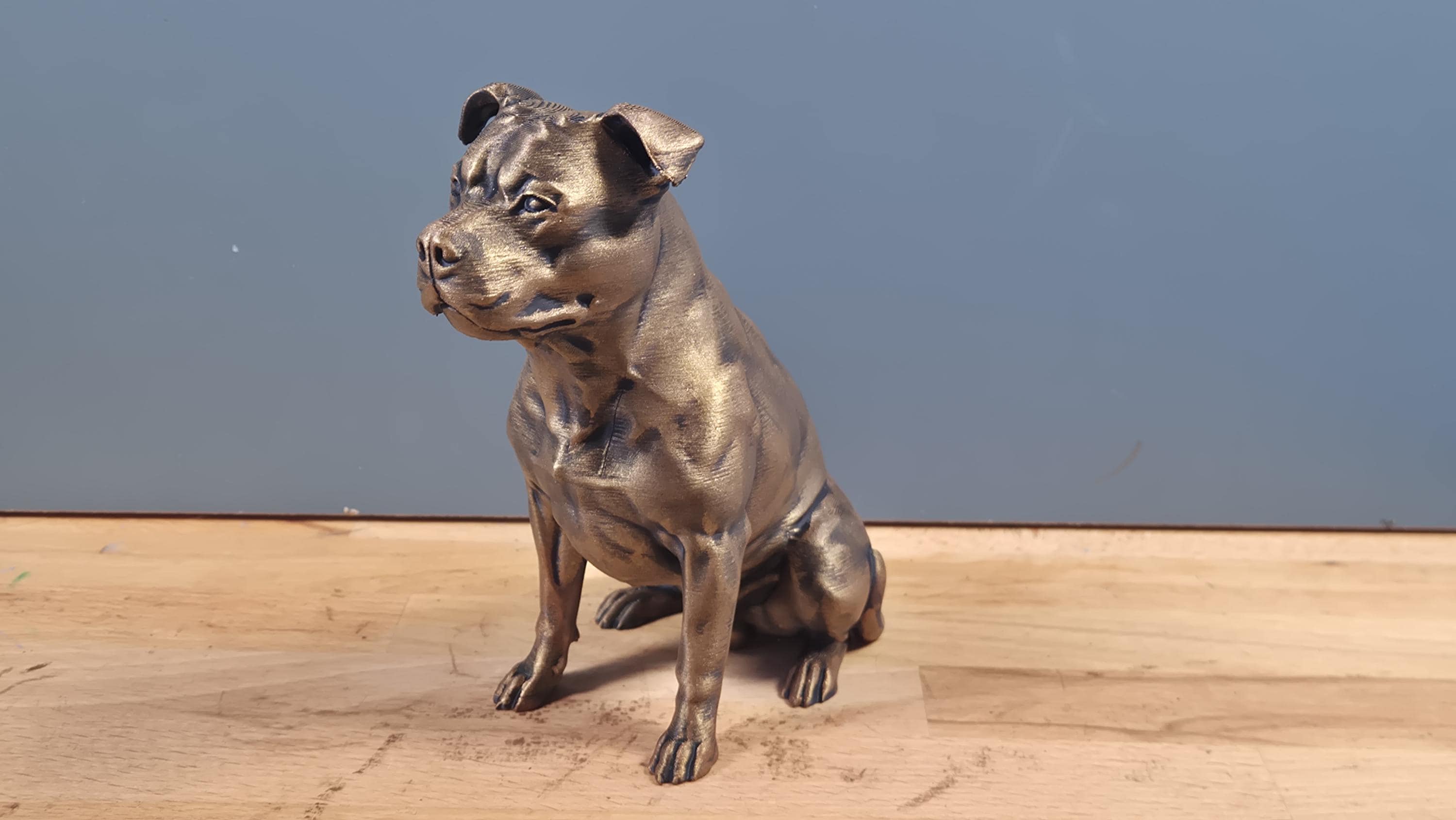 Staffordshire Bullterrier – detailreiche sitzende Hundefigur | 19 Farben & 3 Größen | Made in Germany