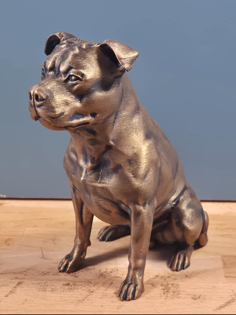 Staffordshire Bullterrier – detailreiche sitzende Hundefigur | 19 Farben & 3 Größen | Made in Germany
