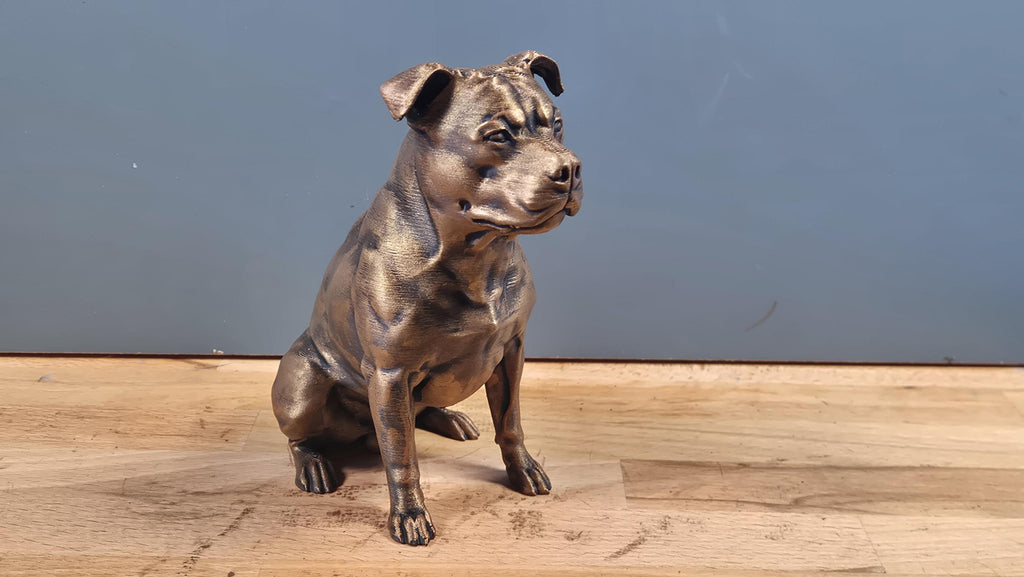 Staffordshire Bullterrier – detailreiche sitzende Hundefigur | 19 Farben & 3 Größen | Made in Germany