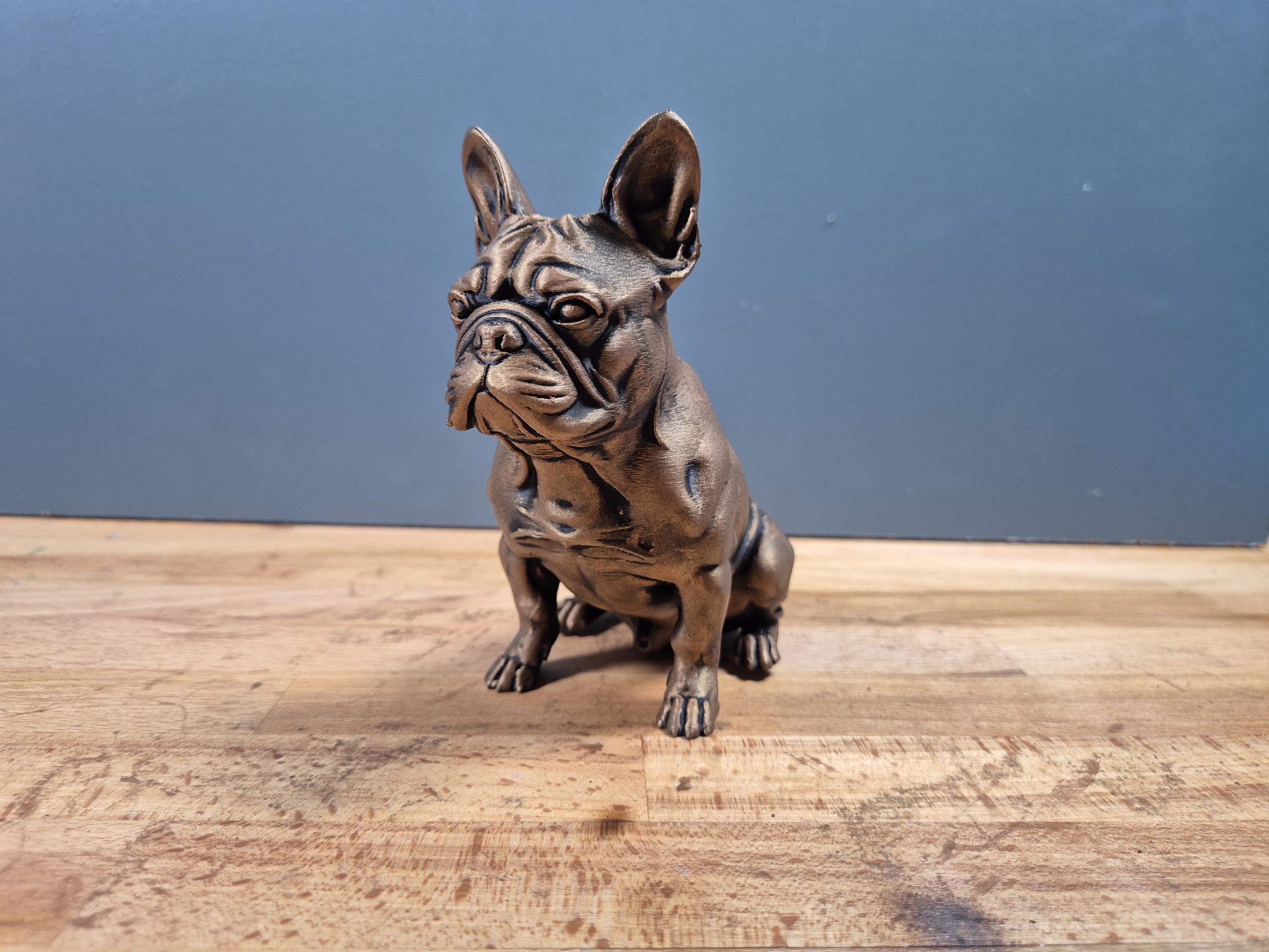 Französische Bulldogge – detailreiche sitzende Hundefigur | Frenchie | 19 Farben & 3 Größen | Made in Germany