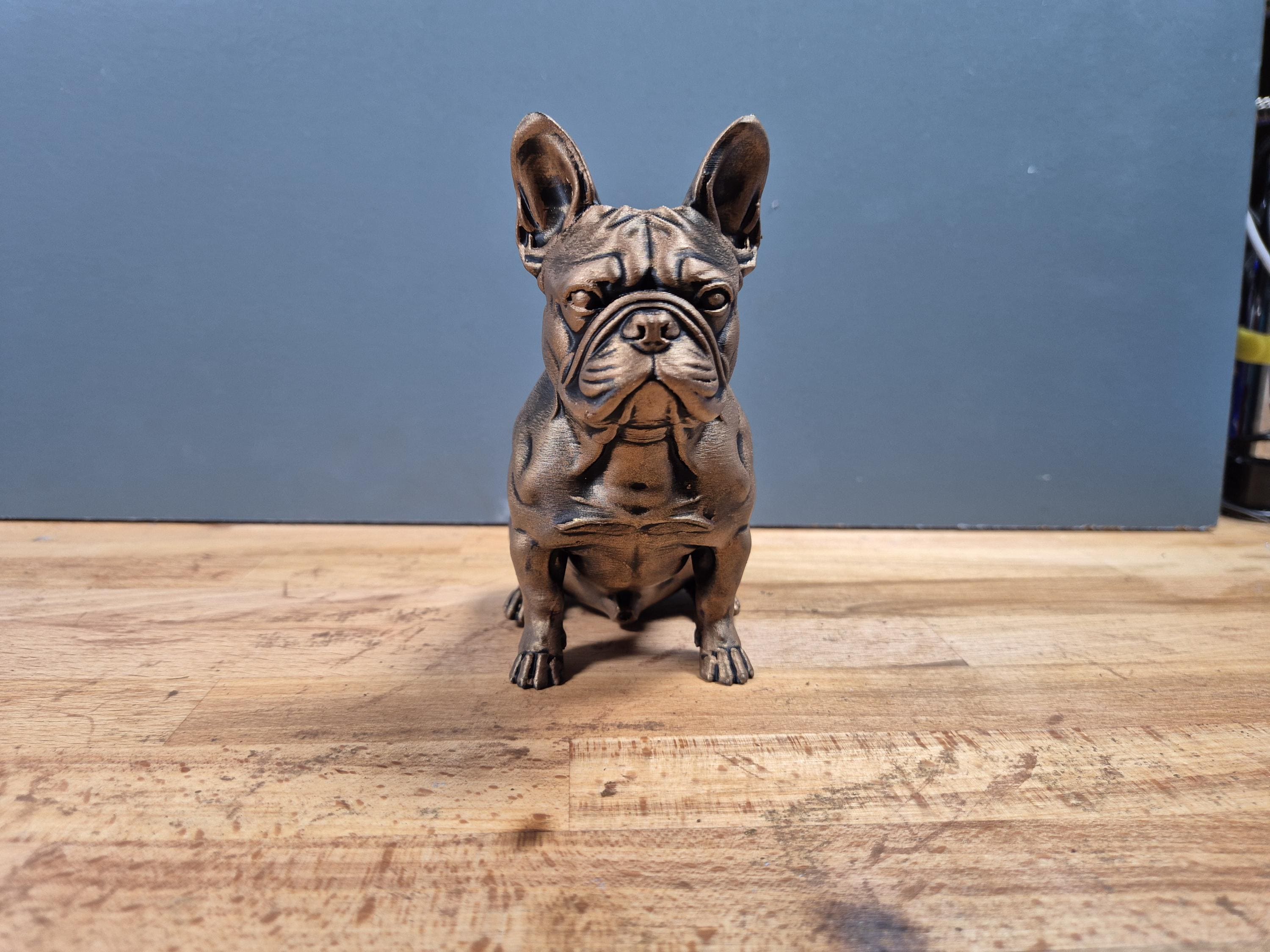 Französische Bulldogge – detailreiche sitzende Hundefigur | Frenchie | 19 Farben & 3 Größen | Made in Germany