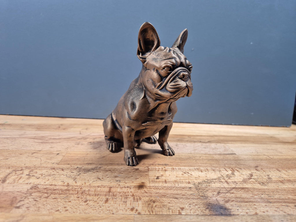 Französische Bulldogge – detailreiche sitzende Hundefigur | Frenchie | 19 Farben & 3 Größen | Made in Germany