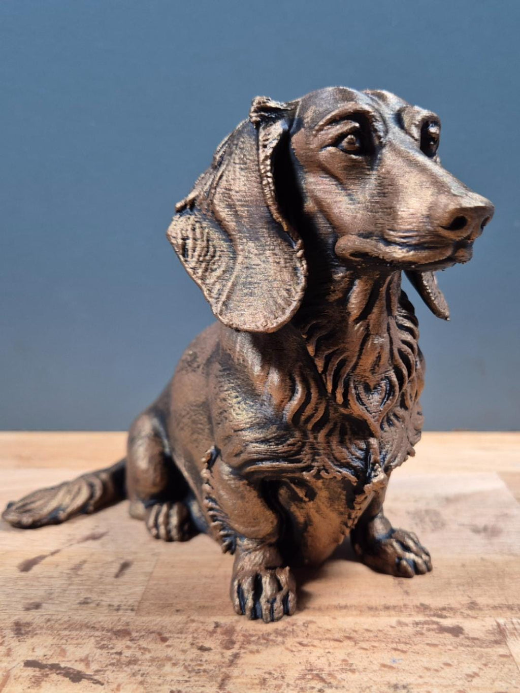 Langhaar-Dackel – charaktervolle sitzende Hundefigur mit Fellrelief | 19 Farben & 3 Größen | Made in Germany