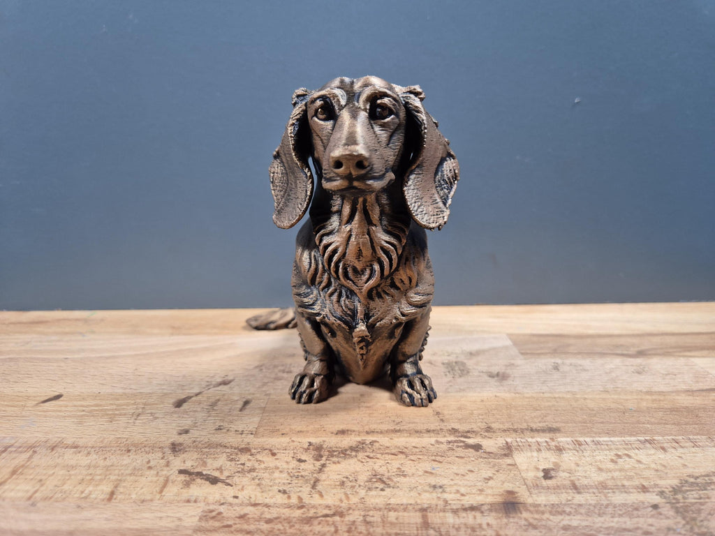 Langhaar-Dackel – charaktervolle sitzende Hundefigur mit Fellrelief | 19 Farben & 3 Größen | Made in Germany
