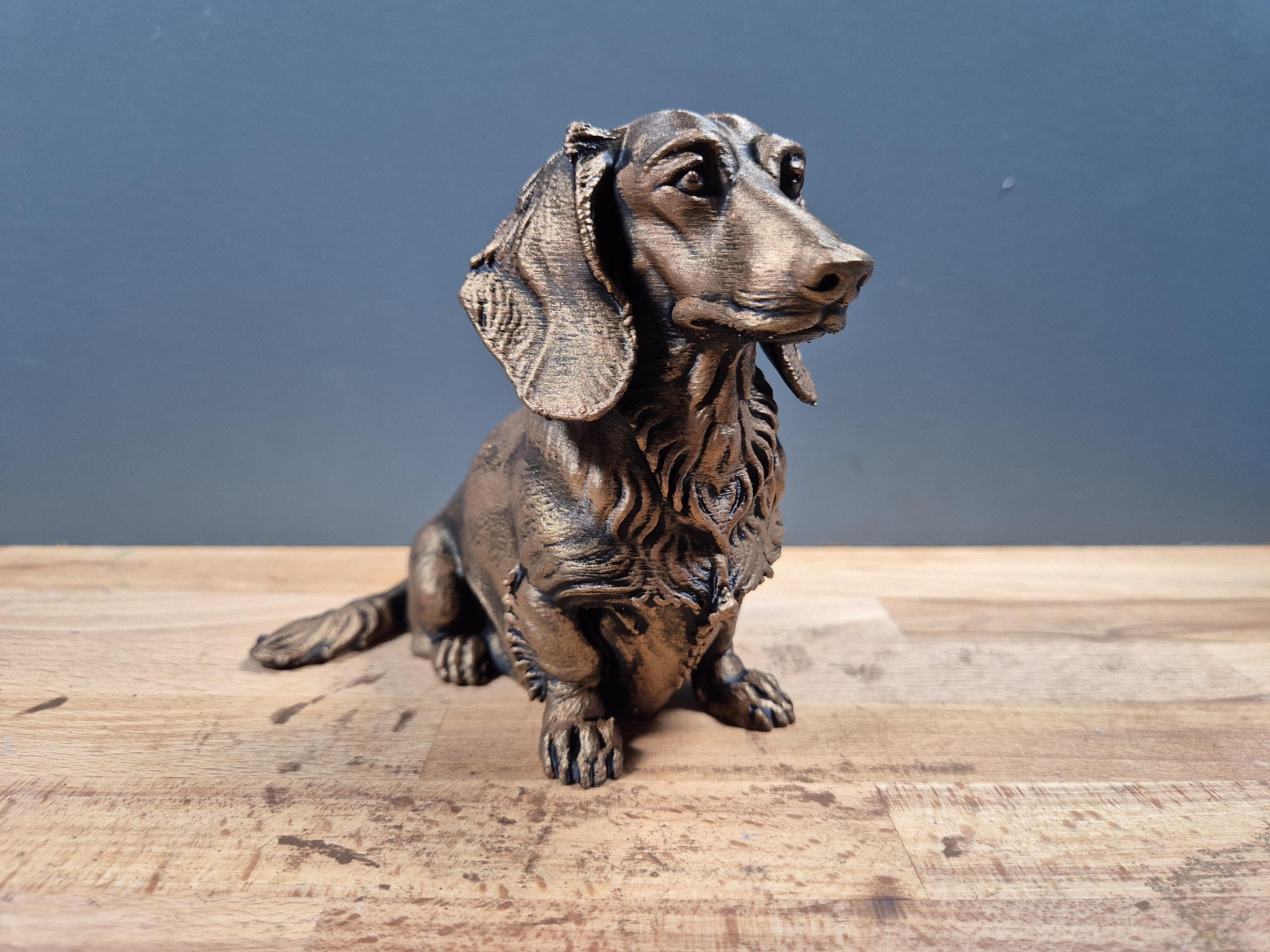 Langhaar-Dackel – charaktervolle sitzende Hundefigur mit Fellrelief | 19 Farben & 3 Größen | Made in Germany