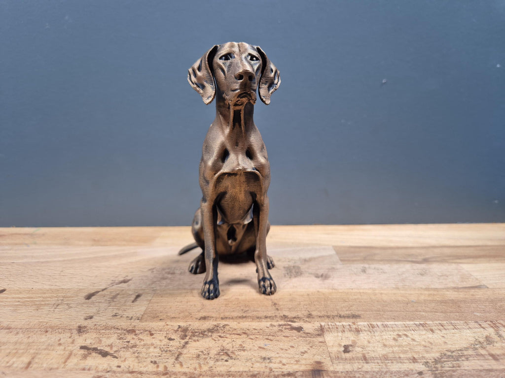 Deutsch Kurzhaar – athletische sitzende Hundefigur | Jagdhund, Pointer | 19 Farben & 3 Größen | Made in Germany