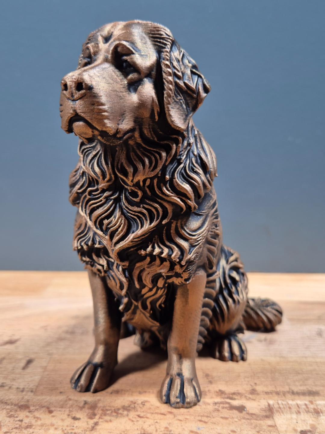Neufundländer – sitzende Hundefigur mit langem Fell | Newfoundland Hund | 19 Farben & 3 Größen | Made in Germany