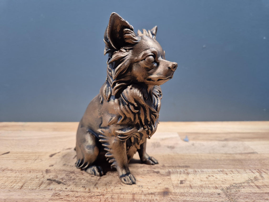 Langhaar-Chihuahua – sitzende Hundefigur mit Federfell | Kleinhund-Deko | 19 Farben & 3 Größen | Made in Germany