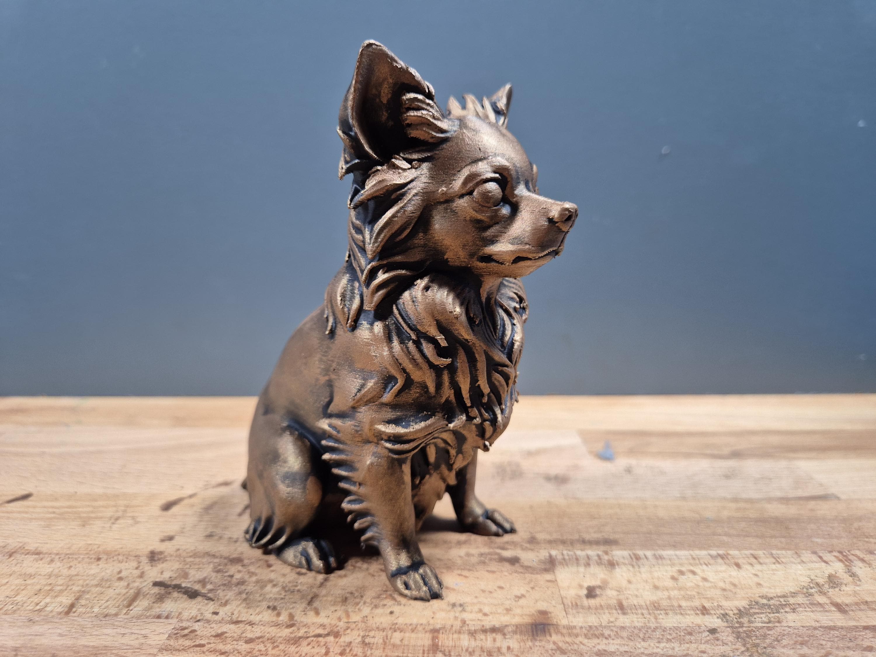 Langhaar-Chihuahua – sitzende Hundefigur mit Federfell | Kleinhund-Deko | 19 Farben & 3 Größen | Made in Germany