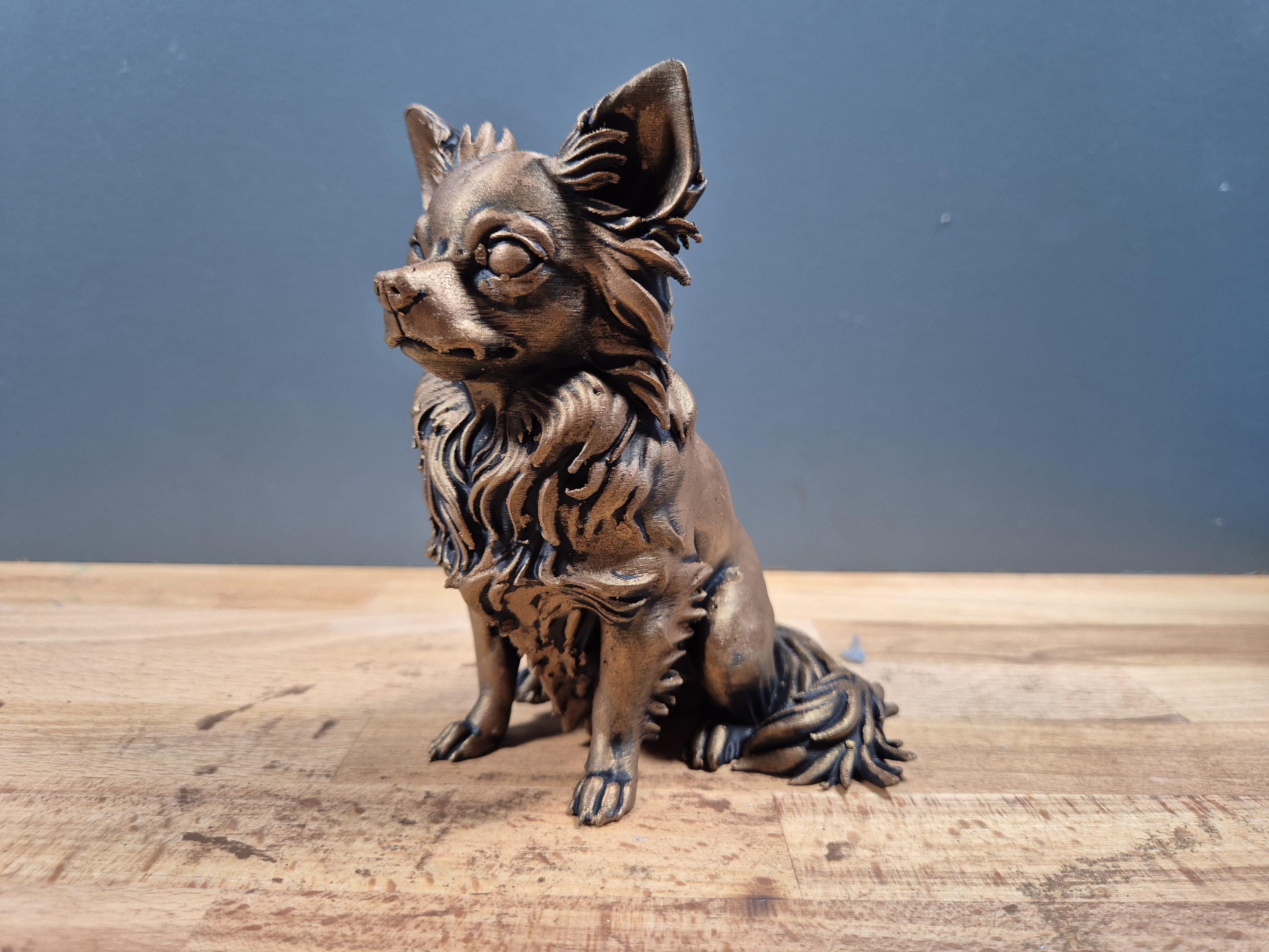 Langhaar-Chihuahua – sitzende Hundefigur mit Federfell | Kleinhund-Deko | 19 Farben & 3 Größen | Made in Germany