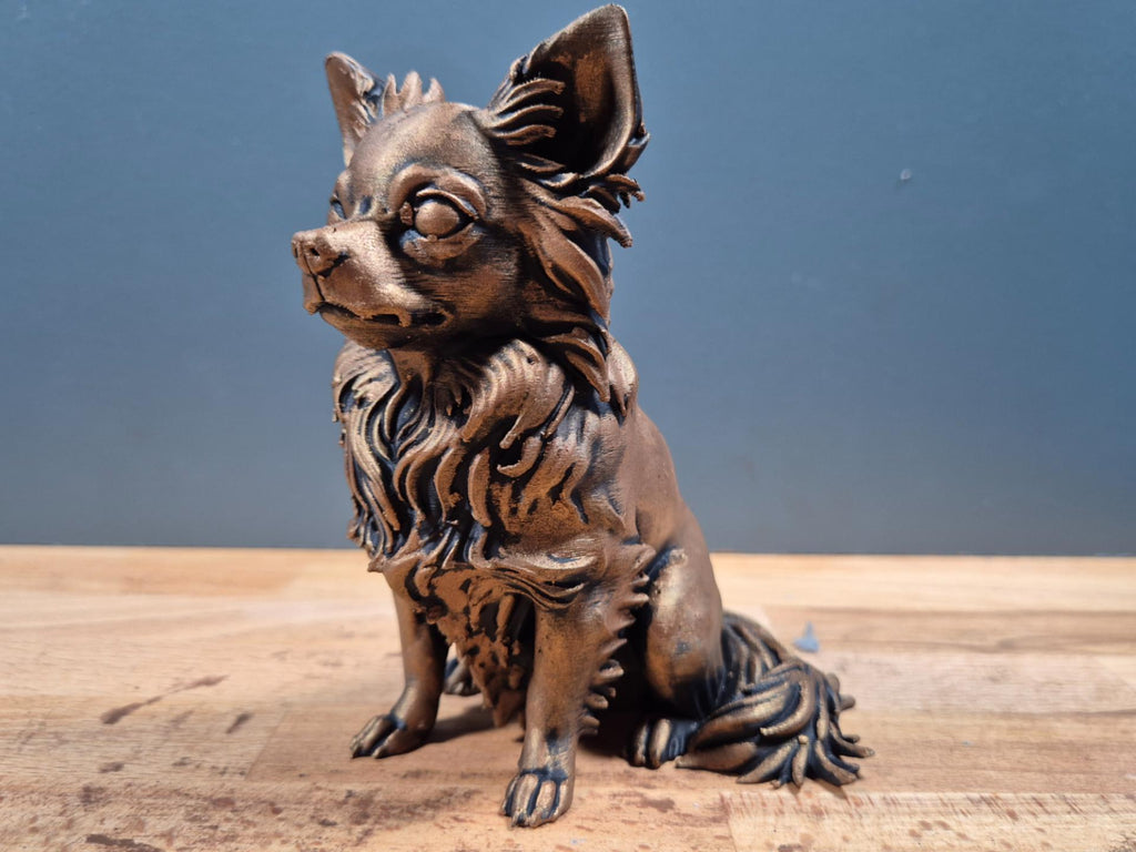 Langhaar-Chihuahua – sitzende Hundefigur mit Federfell | Kleinhund-Deko | 19 Farben & 3 Größen | Made in Germany