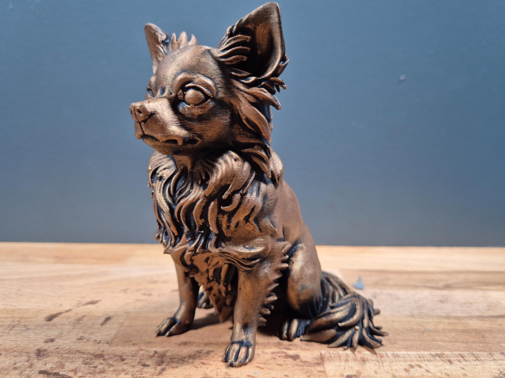 Langhaar-Chihuahua – sitzende Hundefigur mit Federfell | Kleinhund-Deko | 19 Farben & 3 Größen | Made in Germany