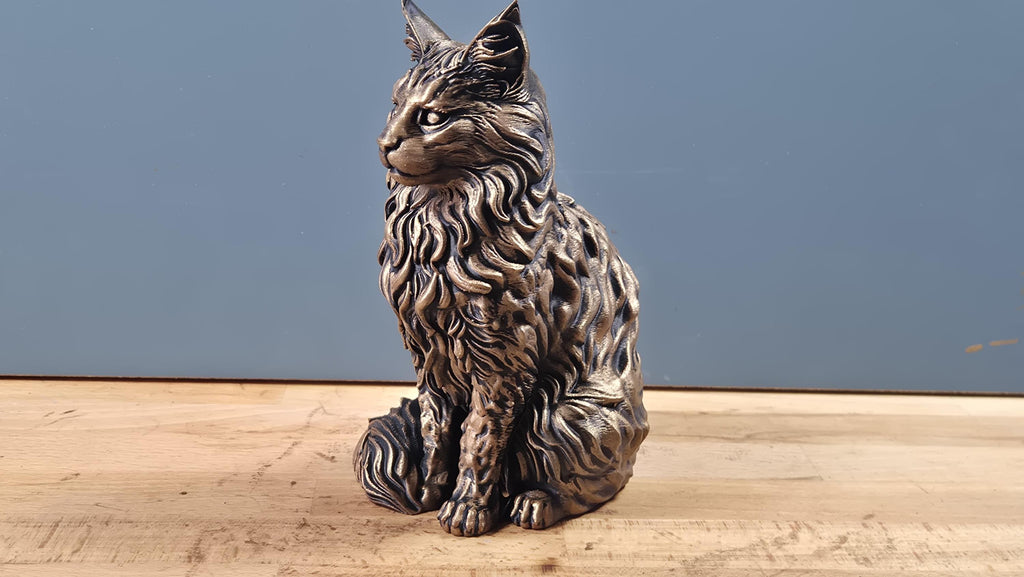 Maine Coon – sitzende Katzenfigur mit langem Fell | Katzen-Deko | 19 Farben & 3 Größen | Made in Germany