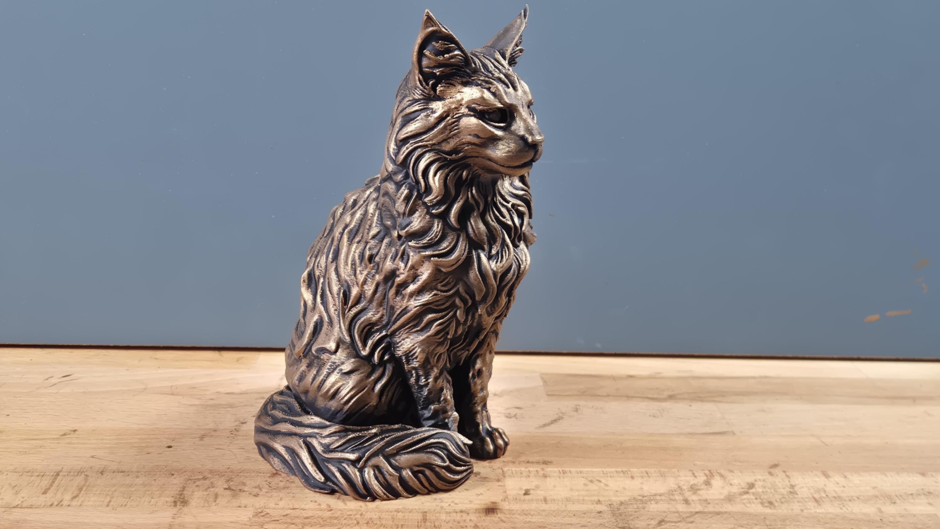 Maine Coon – sitzende Katzenfigur mit langem Fell | Katzen-Deko | 19 Farben & 3 Größen | Made in Germany