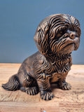 Shih Tzu – sitzende Hundefigur mit Mittelscheitel | Langhaar | 19 Farben & 3 Größen | Made in Germany