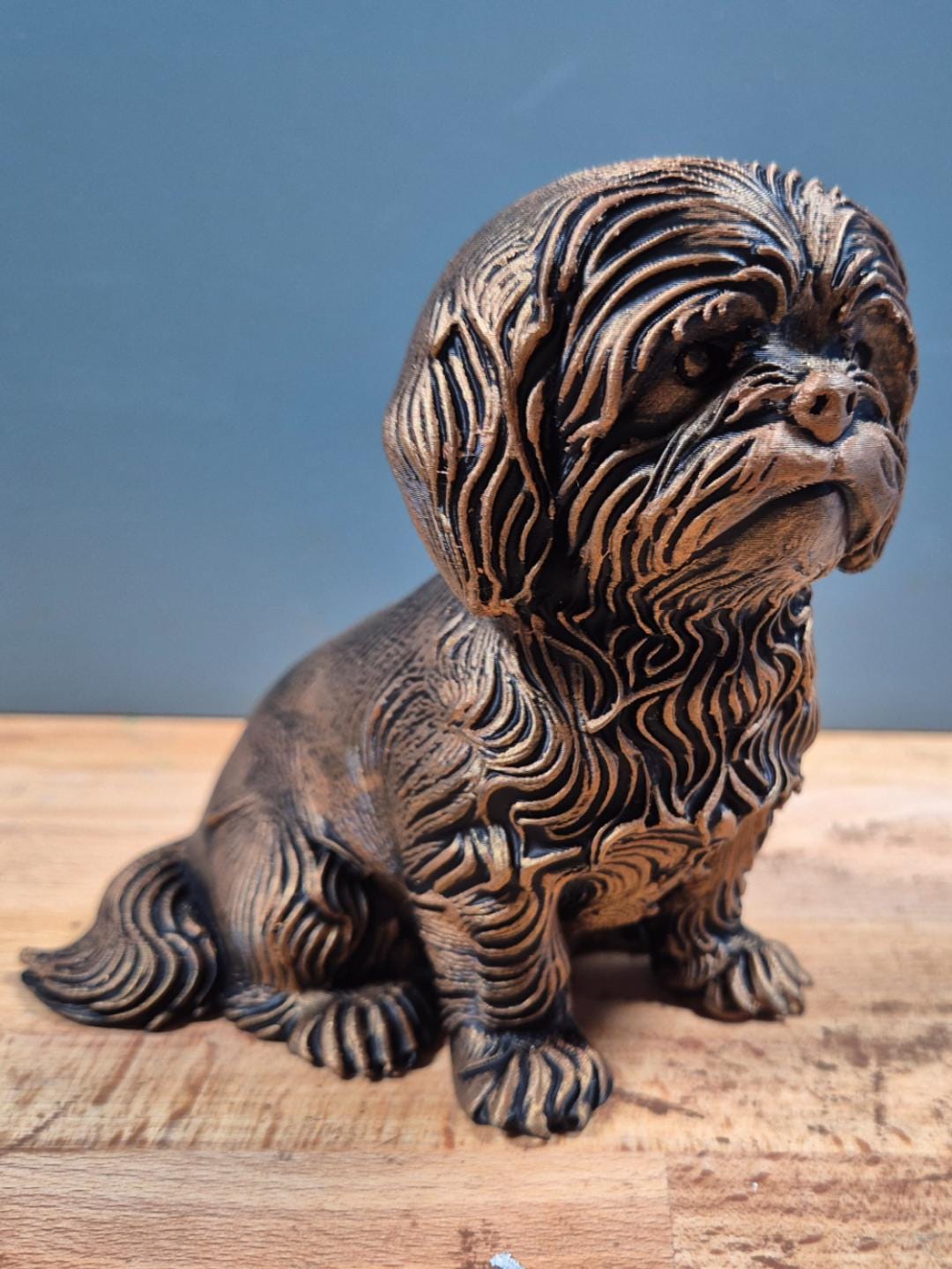 Shih Tzu – sitzende Hundefigur mit Mittelscheitel | Langhaar | 19 Farben & 3 Größen | Made in Germany