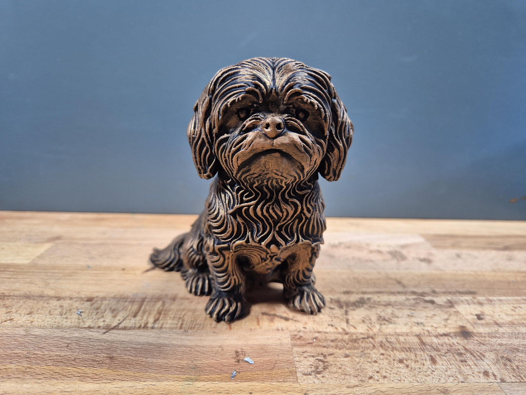 Shih Tzu – sitzende Hundefigur mit Mittelscheitel | Langhaar | 19 Farben & 3 Größen | Made in Germany
