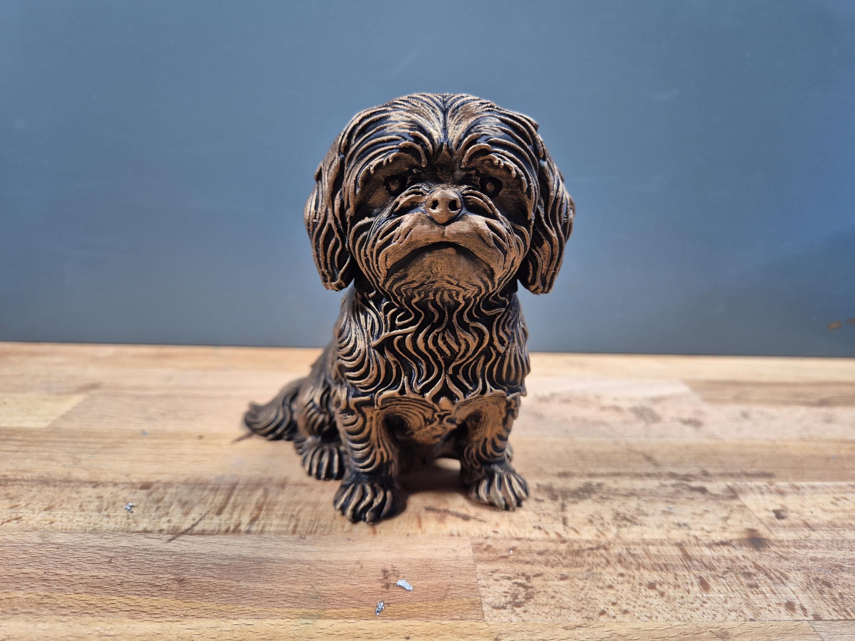 Shih Tzu – sitzende Hundefigur mit Mittelscheitel | Langhaar | 19 Farben & 3 Größen | Made in Germany