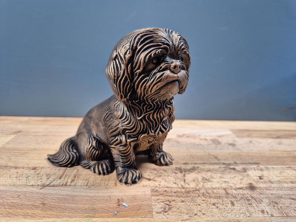 Shih Tzu – sitzende Hundefigur mit Mittelscheitel | Langhaar | 19 Farben & 3 Größen | Made in Germany